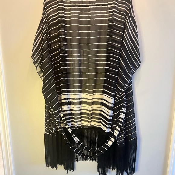 Suzy Shier black and white kimono with fringed hemline - Picture 2 of 4